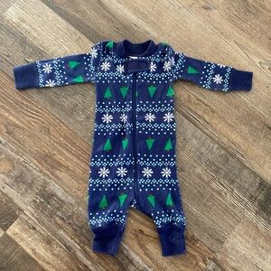 Hanna Andersson Moon & Back Newborn Sleeper snowflakes and pine trees